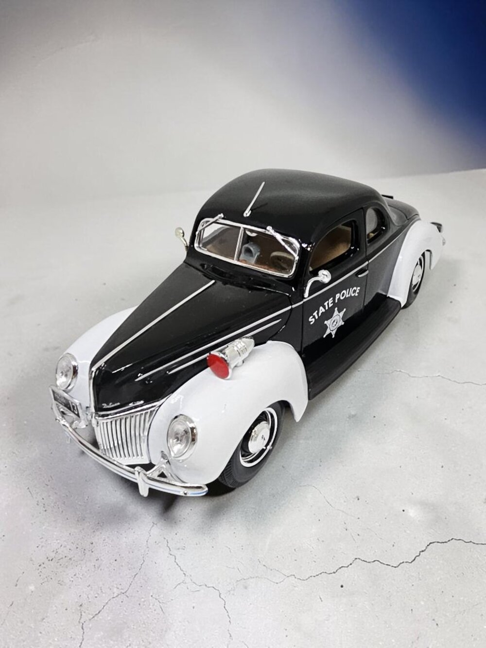 Vintage Maisto 1939 Ford Deluxe State Police Die Cast Car – 1:18 Scale – Opening